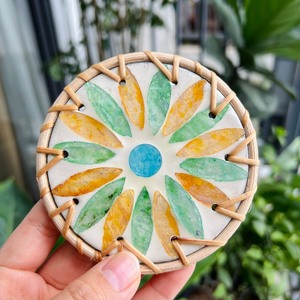 Assiette ronde en rotin tressé à la main avec incrustation, dessous de verre écologique, décoration d'intérieur TUYET DUNG, motif floral classique, fabriqué au Vietnam - Product Image 3