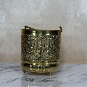 Poubelle élégante de style royal en or, petite poubelle design idéale pour la salle de bain, le côté du lavabo, la chambre à coucher, le bureau et les tables. - Product Image 1