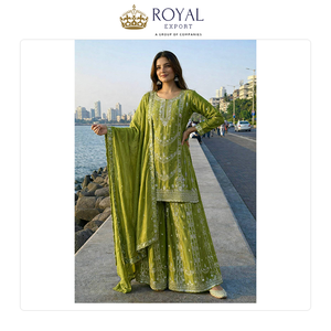 Collection de vêtements traditionnels haut de gamme en soie Chinnon avec broderies, collection de costumes pakistanais pour occasions spéciales, en vente - Product Image 4