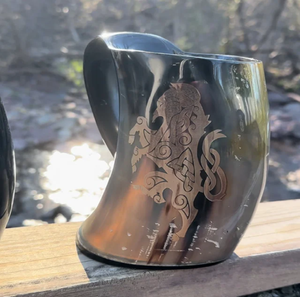 Taza de cuerno oscuro pulido grabada con un detallado motivo de león rampante sobre un barandilla de madera, disponible a precios de mayorista. - Product Image 1