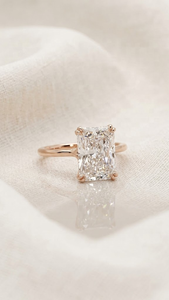 Bague de fiançailles solitaire en or massif 14 carats avec diamant de laboratoire taille radiant certifié IGI de 2,5 carats, couleur E-F, pureté VVS, sertie à griffes - Product Image 1
