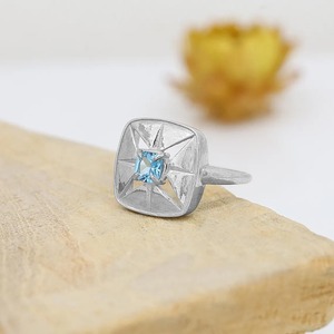 Anillo de plata de ley 925 con topacio azul y cuarzo de 5 mm, corte cojín, engaste de puntas, estilo minimalista, chapado en rodio, para mujer, ideal para regalo. - Product Image 2