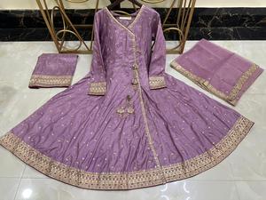 Colección Ssumaira: Hermoso conjunto listo para usar de angrakha de seda bordado, con plazzo bordado y dupatta de organza. - Product Image 5
