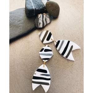 Boucles d'oreilles en résine faites à la main de luxe, matériau de qualité supérieure, accessoires de mode élégants pour les fêtes, style cristal, légères et confortables - Product Image 6