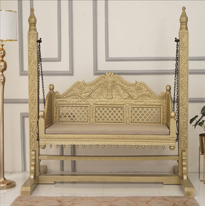 Balançoire de véranda traditionnelle en bois foncé avec poteaux latéraux sculptés, chaînes de suspension et assise rembourrée orange vif, en gros. - Product Image 4