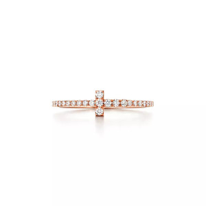 Anillo Minimalista de Oro Amarillo con Barra Cruzada y Diamantes Redondos Cultivados en Laboratorio - Product Image 3