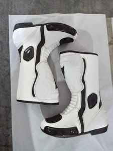 Botas de Motocicleta Unisex Blancas y Negras, Impermeables, Transpirables, Resistentes al Viento, de Cuero de Primera Calidad, con Soporte Protector para el Tobillo - Product Image 1