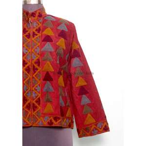 Vestes en cotrize brodées sur mesure avec rembourrage en coton, artisanat artisanal, veste de couleur rouge pour femmes - Product Image 2