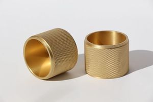 Pot à bougie moderne en acier inoxydable et céramique, forme cylindrique, couleur or, décoration d'intérieur, design durable - Product Image 3