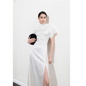 ชุดเดรสขายส่งสำหรับผู้หญิง ดีไซน์หรูหรา ผลิตตามแบบ ODM รุ่น AVA ASYMMETRICAL DRESS ชุดเดรสยาวผ้าไหมแขนสั้นทันสมัยสำหรับผู้หญิง ดีไซน์หรูหรา - Product Image 1