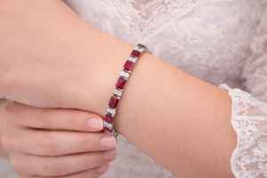 กำไลข้อมือทับทิมธรรมชาติทรงเหลี่ยมมรกต ทองคำขาว 18K ของขวัญอัญมณีสีแดงสุดหรูสำหรับผู้หญิงในวันครบรอบ - Product Image 4