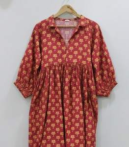 Robe midi rouge respirante à imprimé floral fait main, design Buta, robe en coton bohème à coupe évasée pour femmes - Product Image 6