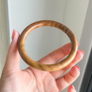 Brazalete de Madera Gruesa Hecho a Mano, Pulsera de Madera Natural Redondeada, Joyería Estilo Boho para Mujer, Accesorio de Moda Artesanal DIY - Product Image 4