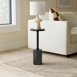 Table d'appoint ronde sculpturale avec colonne perlée artistique, base surélevée et plateau de présentation surélevé pour espaces modernes - Product Image 1