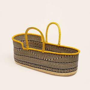 Panier à langer en jonc de mer style bohème combiné avec un panier à langer pour enfant en rotin et des poignées jaunes pour les aménagements de nurserie modernes - Product Image 4