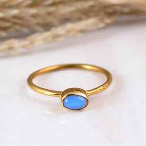 Anillo Delicado con Ópalo Azul en Engaste de Bisel, Banda de Latón Chapado en Oro de 14K, Joyería Artesanal Minimalista Boho Hippie con Piedras Preciosas al por Mayor - Product Image 1