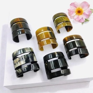 Brazalete de cuerno moderno y ecológico, lacado natural, hecho a mano, disponible en varios estilos individuales - Product Image 1