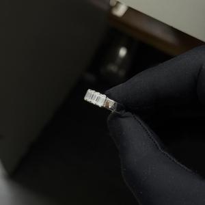 Bague solitaire élégante en moissanite de laboratoire avec sertissage sécurisé par griffes, idéale pour les fiançailles et les propositions de mariage - Product Image 4
