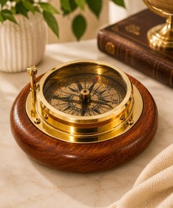 Brújula de Bolsillo de Latón Hecha a Mano con Base de Madera, Brújula de Escritorio Náutica Vintage, Instrumento Decorativo de Navegación Marina, Regalo para - Product Image 2