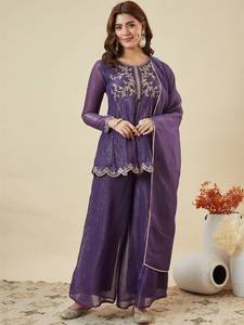 Ensemble prêt-à-porter en soie froissée avec broderie à motifs de designer, composé d'un haut, d'un bas et d'un dupatta, entièrement cousu. - Product Image 2