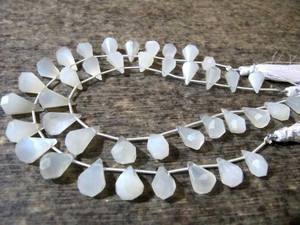 Cuentas de piedra lunar blanca natural facetadas en forma de lágrima, vendidas por hebra de 8 pulgadas. - Product Image 2