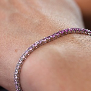 Bracelet tennis ombré saphir rose, dégradé de couleurs, ligne de saphirs, bijoux de luxe en pierres précieuses, design élégant, plaqué or 14 carats, style vintage - Product Image 3
