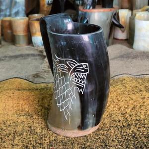 Tasses personnalisées, ensemble de tasses en corne de Viking fabriquées à la main |   Option de base en bois personnalisable |   Coupe à boire médiévale. - Product Image 1