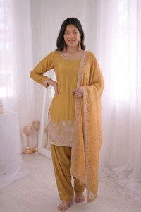 Ensemble prêt-à-porter en soie crêpe française brodée avec des sequins, haut en dentelle Moti, pantalon Farshi, dupatta en soie numérique imprimée (HHI 515) - Product Image 1