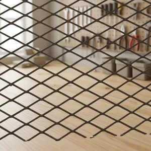 Rouleau de treillis métallique perforé galvanisé à mailles losangées en acier doux pour clôtures extérieures, passerelles industrielles et grilles de sol - Product Image 1