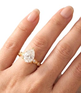 Bague de fiançailles vintage en or massif 10k 14k 18k avec halo de pierres de culture taillées en poire et brillant rond, couleur DEF, clarté VS VVS, certifiée IGI - Product Image 6