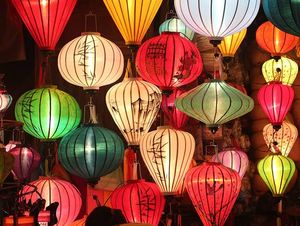 Linterna de Hoi An, Linternas Colgantes de Seda Hechas a Mano, Lámpara Decorativa Vietnamita, Decoración para Bodas y Hogar, Tamaño 35cm, Artesanía Auténtica - Product Image 2