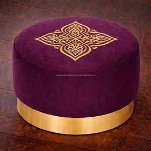 Pouf ottoman en velours marocain avec base en métal doré - Product Image 1