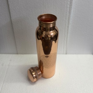 Bouteille d'eau de luxe en cuivre pur de qualité supérieure - Design gravé de la géométrie sacrée Fleur de Vie - Flacon personnalisable pour le bien-être ayurvédique - Product Image 5
