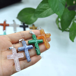 Colgante de cristal en forma de cruz en varios colores, tallado con temática religiosa. - Product Image 5