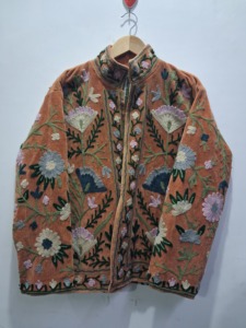 Chaqueta de Terciopelo Bordada a Mano de Primera Calidad, Abrigo Floral Botánico para Mujer, Prenda Exterior Artesanal Color Durazno, Estilo Vintage - Product Image 4