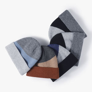 หมวกบีนนี่ไหมพรมอะคริลิคสีดำคุณภาพสูงแบบพับได้สำหรับฤดูหนาว ผลิตตามสั่งแบบ OEM สำหรับทุกเพศทุกวัย พร้อมลาย Jacquard คุณภาพสูง - Product Image 2