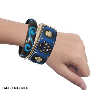 Conjunto de Brazaletes Bohemios Hechos a Mano, Pulseras de Resina Azul y Negra con Tachuelas Doradas y Detalles de Filigrana - Product Image 3