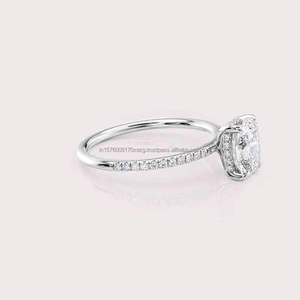 Anillo de compromiso de moissanita fabricado en India para amantes de la joyería fina, ideal para ceremonias de boda y momentos románticos, en venta. - Product Image 4