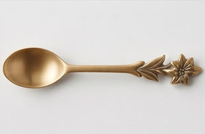 Cuchara de té floral vintage de latón con acabado mate y mango de metal resistente al óxido para juegos de cubiertos de boda - Product Image 4