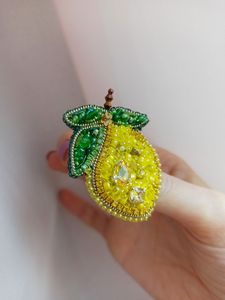 Elegante Broche Bordado Inspirado en la Naturaleza con Adornos de Cuentas Hechos a Mano - Product Image 1