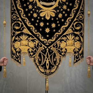 Bannière de Procession Exquise en Velours Noir Ultra Doux et Lourd, Finition Artisanale avec Broderie 3D en Fil de Soie Doré - Product Image 4