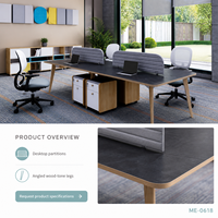Bureau de travail rectangulaire moderne pour quatre personnes en bois avec dessus aspect pierre, écrans d'intimité gris et rangement sur pied