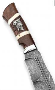 Couteau utilitaire artisanal en acier Damas à pointe tombante, emblème loup, manche en bois et os - Product Image 2