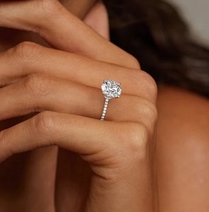 Bague de fiançailles en diamant taille ovale en or blanc avec bande pavée, style classique pour femme - Product Image 2