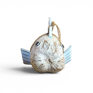Sculpture de poisson rustique en coquille de noix de coco avec aileron bleu, décoration de table côtière en bois sculpté à la main, ornement suspendu - Product Image 2