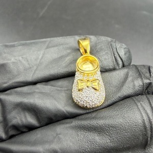Colgante de Zapato de Bebé con Moissanita y Plata 925, Diseño de Lazo con Cristales de Imitación, Encanto Temático Adorable, Joyería de Moda Unisex - Product Image 1