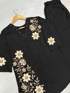 Conjunto de Kurti negro con bordado floral, corte holgado, ropa informal para mujer, estilo indio-pakistaní, de proveedor indio. - Product Image 4