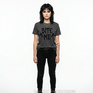 โรงงานผลิตเสื้อยืดสตรีทแวร์ผู้หญิงแบบกำหนดเอง ลายพิมพ์ Gothic Bite Me สไตล์กรันจ์ เสื้อท็อปขายส่ง พิมพ์ลายสกรีนบนผ้าฝ้าย เสื้อยืดผู้หญิง - Product Image 1