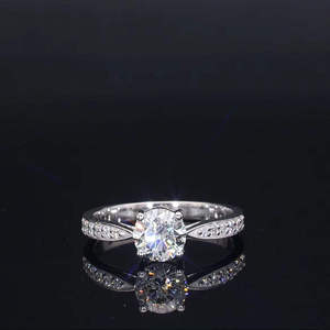 Anillo de Diamante Cultivado en Laboratorio de 1 Quilate, Oro Blanco de 14K, Corte Redondo, Solitario con Piedras Laterales, Elegante Joya de Compromiso para Mujer - Product Image 5