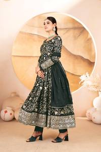 ชุดเดรส Anarkali สำหรับผู้หญิง ดีไซน์เนอร์แบรนด์ดัง ผ้าจอร์เจตต์ ประดับด้วยงานปักเลื่อมหนักและงานปักดิ้นหลายเส้น พร้อมผ้าคลุมไหล่และกางเกงขายส่งจำนวนมาก - Product Image 2